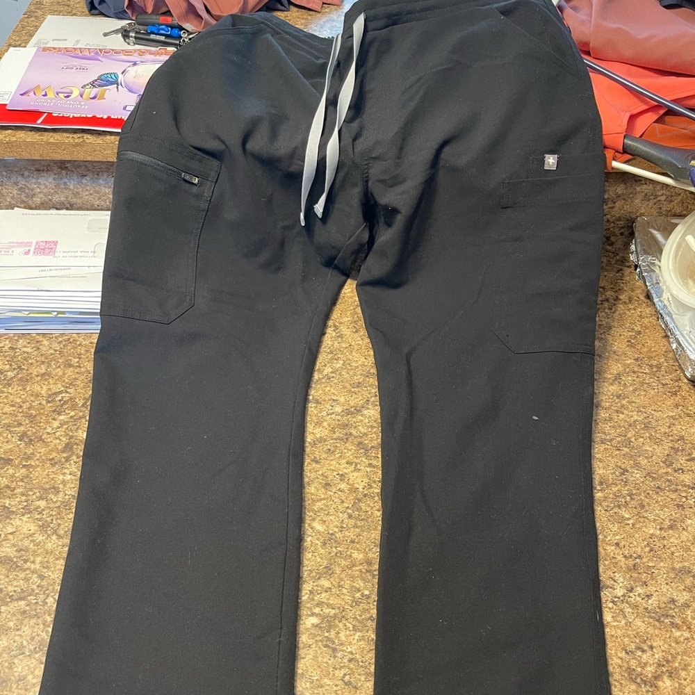 MEDIUM FIGS YOLA SCRUB PANTS BLACK